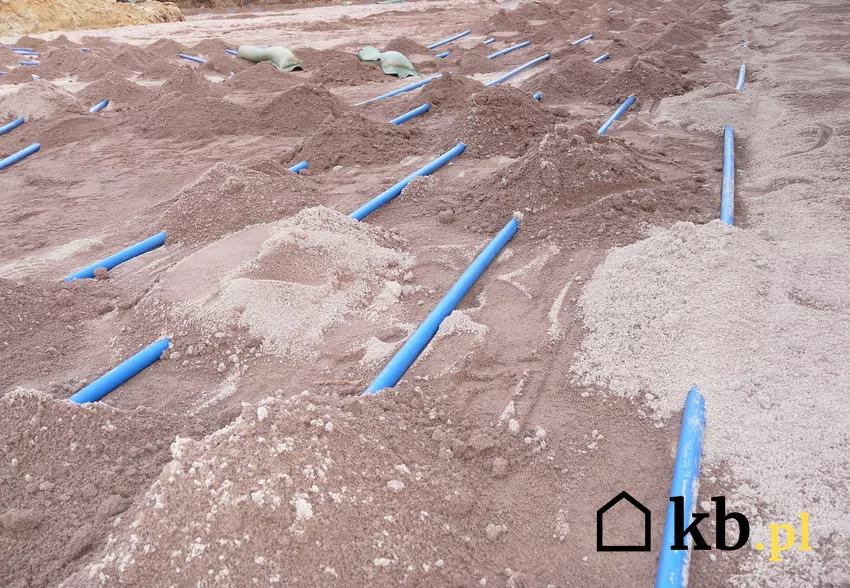 Gruntowa pompa ciepła z powierzchniowym kolektorem wymaga stosunkowo dużo miejsca Pompa gruntowa czerpie ciepło z ziemi