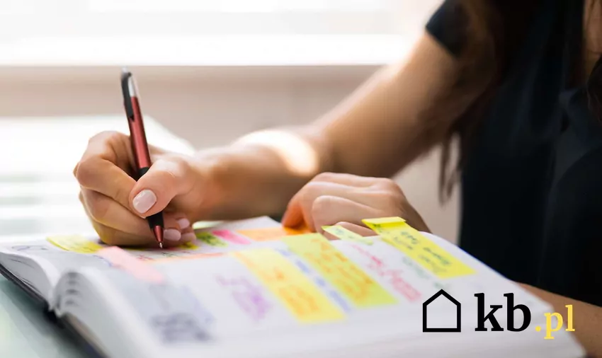 Kobieta wpisująca coś do kalendarza