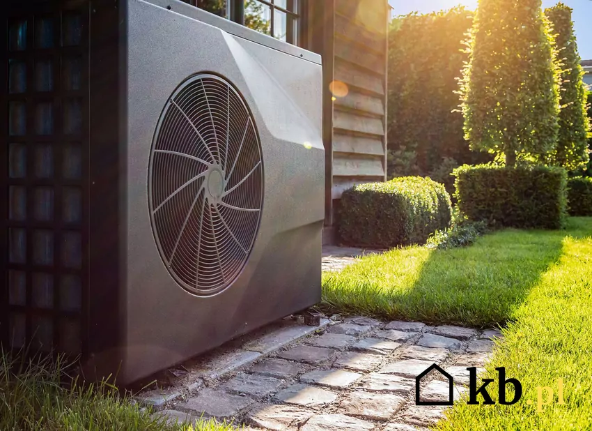 Pompa ciepła przy ścianie budynku domu jednorodzinnego