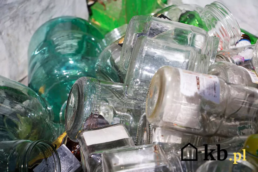 Pełny słoik z zawartością powinien trafić do odpadów zmieszanych, ponieważ zawiera różne frakcje odpadów Słoiki w koszu na śmieci