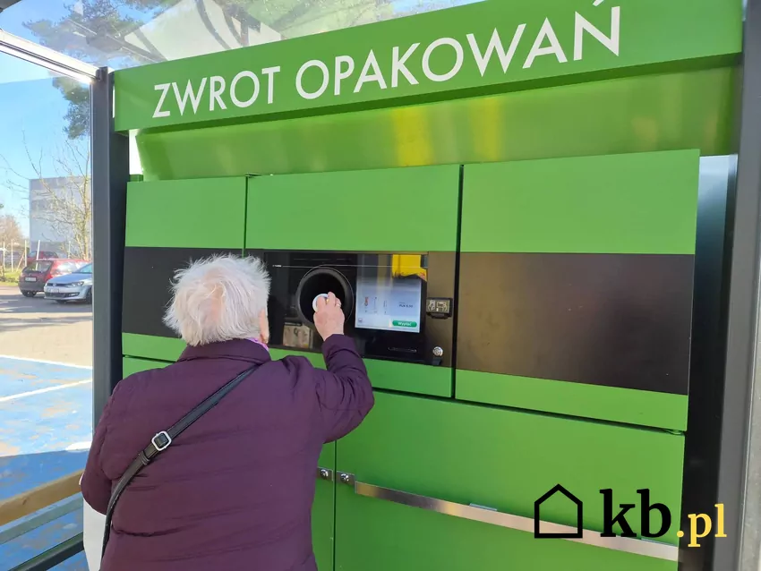 seniorka zwraca butelki