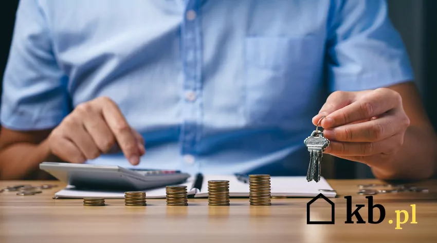 klucze do mieszkania, pieniądze, kalkulator