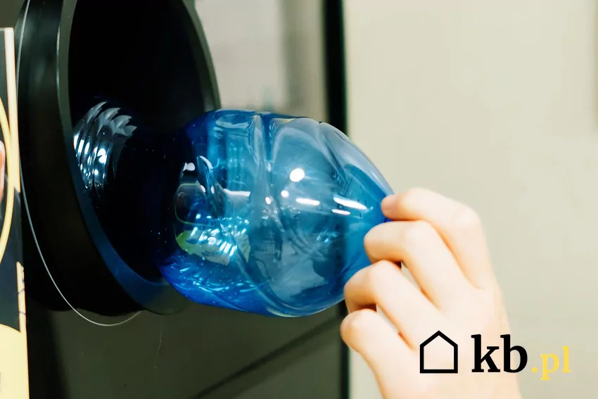 Oddawanie butelki plastikowej do butelkomatu