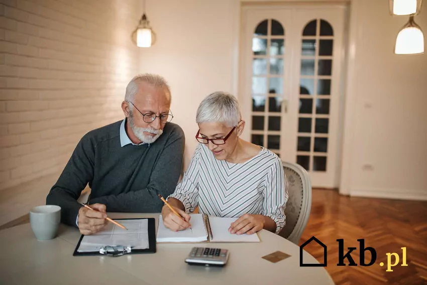 Staruszkowie liczą emeryturę