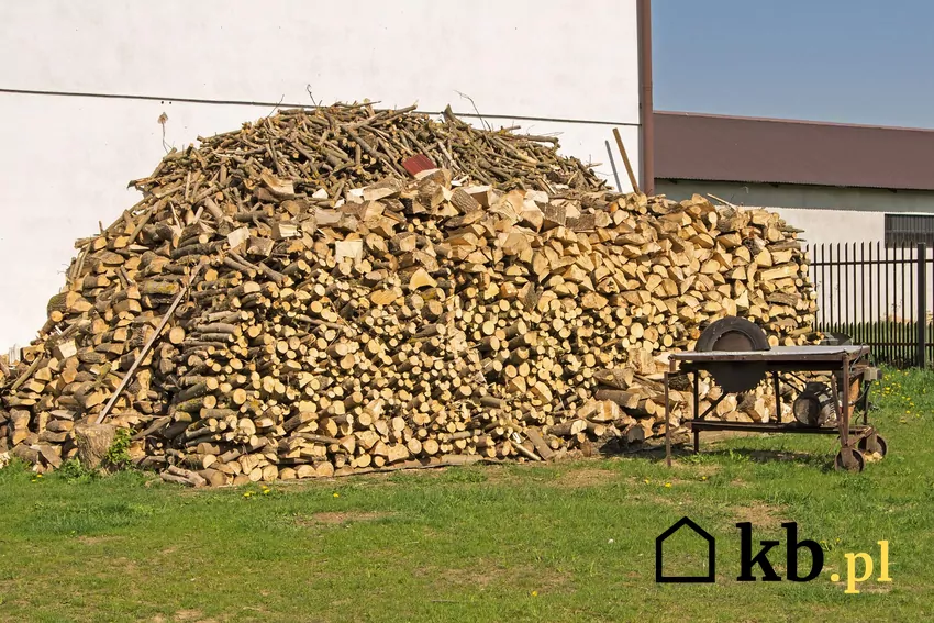 stos drewna