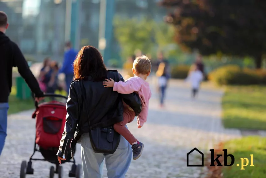 Rodzina z dzieckiem na spacerze