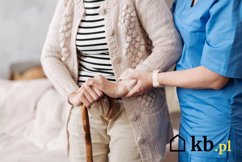 opiekunka pomaga seniorce