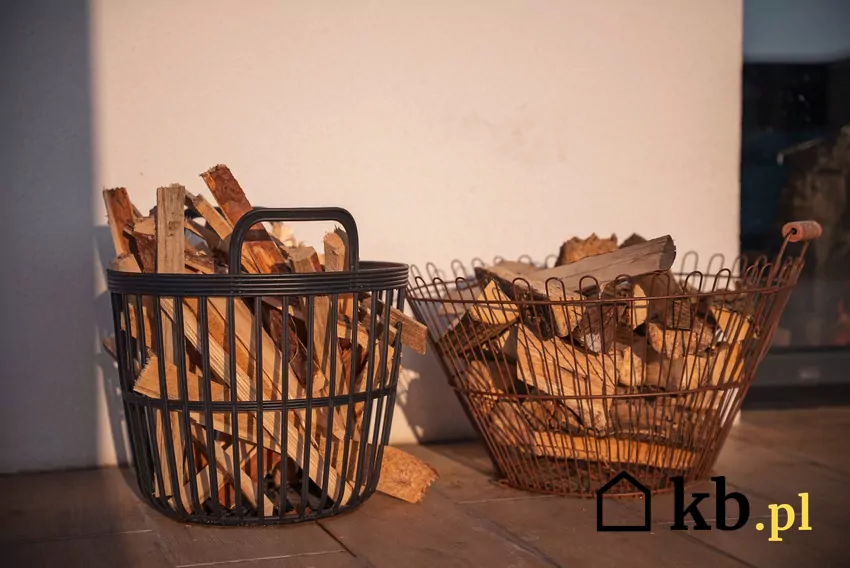 kosze z drewnem na opał