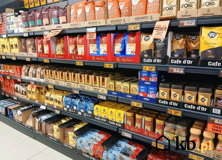 Dział z kawą w sklepie