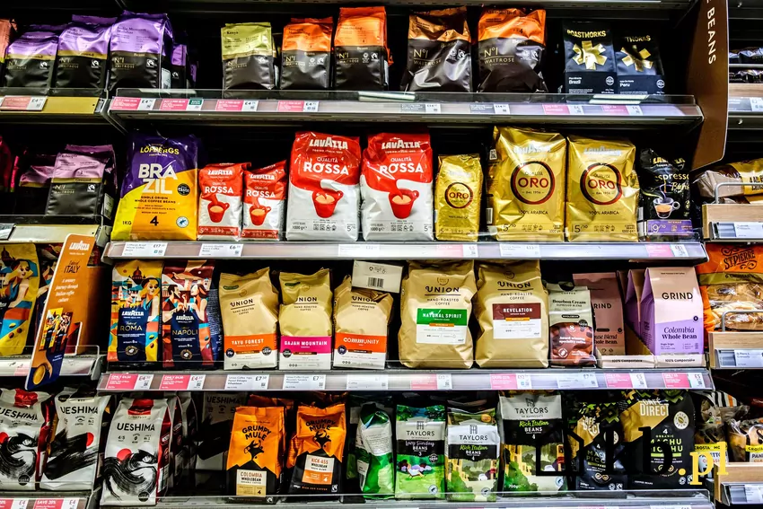 Dział z kawą w sklepie