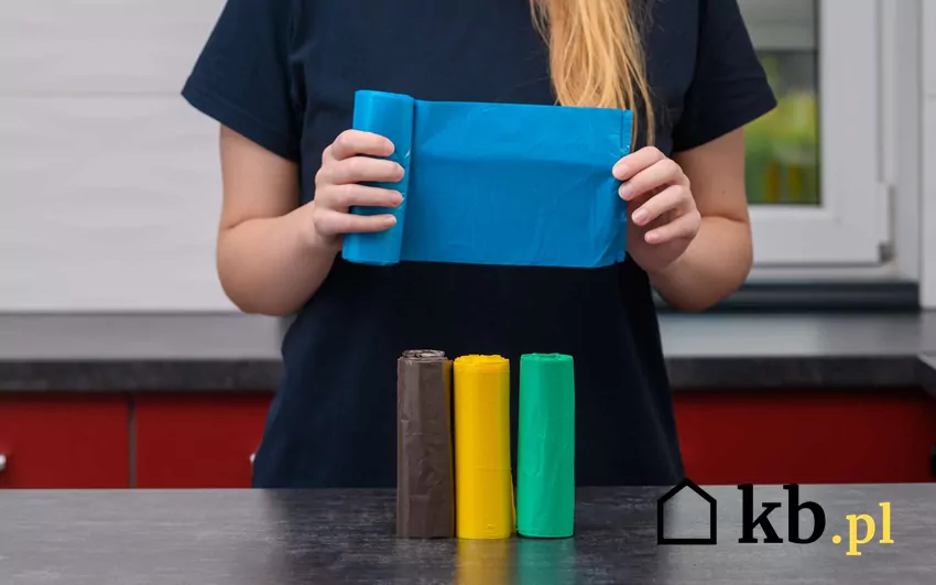 Kolorowe worki a śmieci