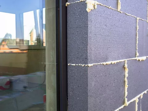 Grafitowy styropian klejony w słońcu