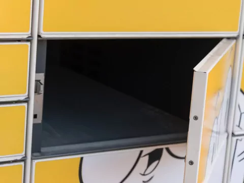 Oddawanie śmieci do Paczkomatu