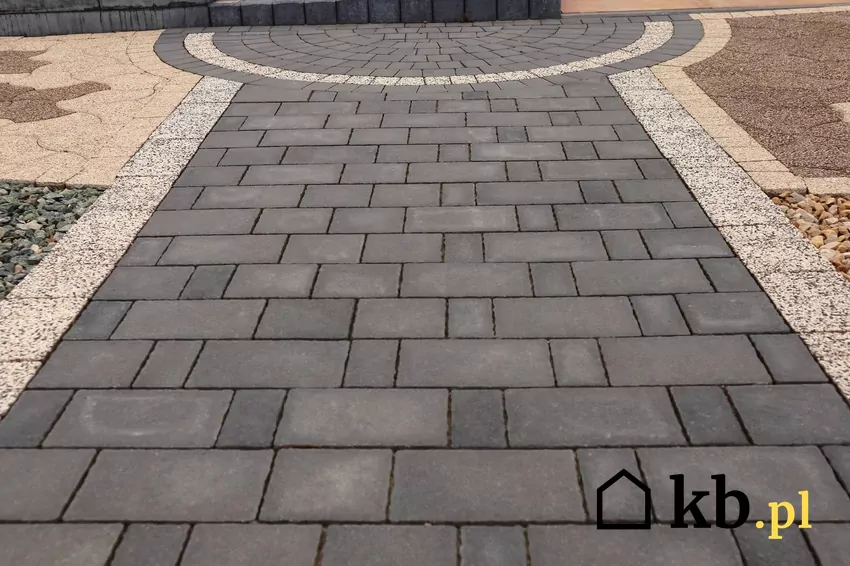 ścieżka z kostki brukowej