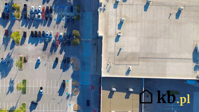 duży parking samochodowy
