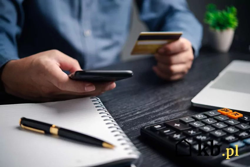 Mężczyzna w czasie robienia przelewów