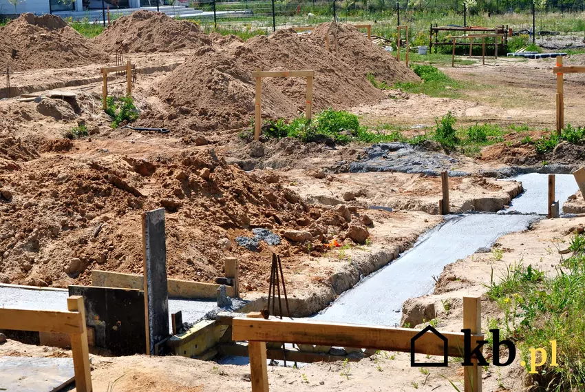 Pobudowlana ziemia na działce