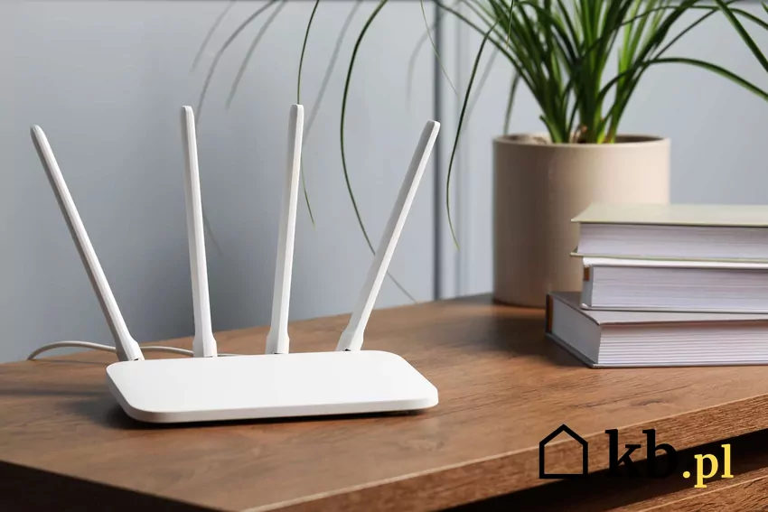 Router na stoliku