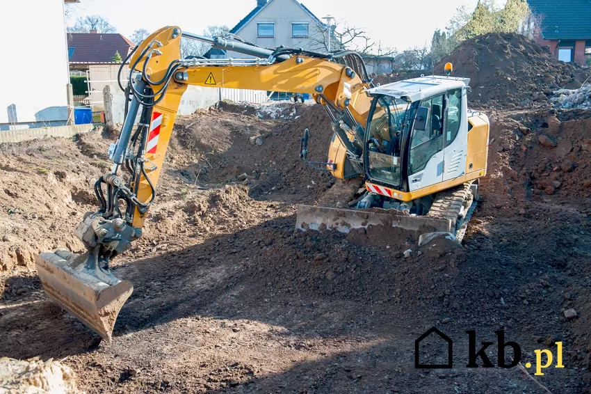 Prace na placu budowy z koparką, czyli wykopy pod fundamenty, wykopy fundamentowe
