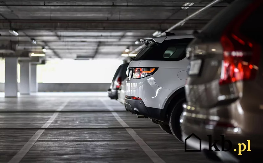 Kilkugodzinny postój przy galerii handlowej w centrum Warszawy może dziś kosztować więcej niż bilet do kina parking