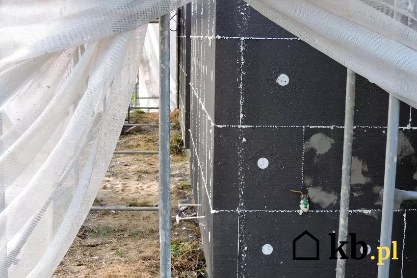 Styropian grafitowy ma lepsze właściwości izolacyjne niż biały Dodatek sproszkowanego grafitu poprawia współczynnik przenikania ciepła, co pozwala na stosowanie cieńszych płyt