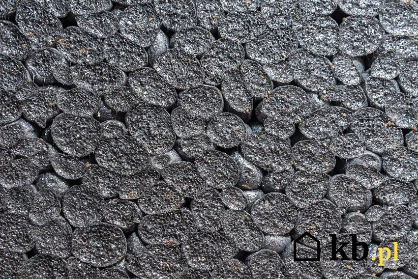 Szary styropian jest pianką z dodatkiem sproszkowanego grafitu Grafit nie tylko barwi styropian na szary kolor, ale też poprawia jego właściwości termoizolacyjne