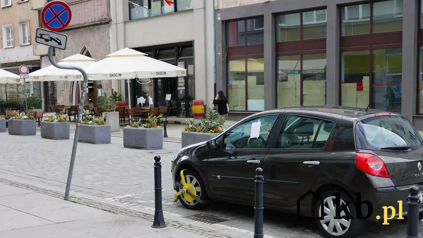 samochód zaparkowany w niedozwolonym miejscu, z blokadą na kole