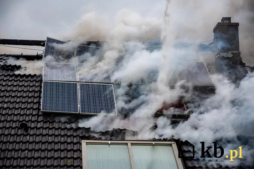 Pożary fotowoltaiki to rzadkie zjawisko, czasem jednak nie da się go uniknąć. panele w czasie pożaru
