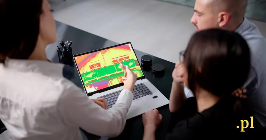 wyniki termografii domu prezentowane na laptopie