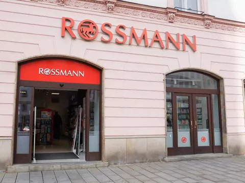 Rossmann przecenił perfimy o ponad 50 zł