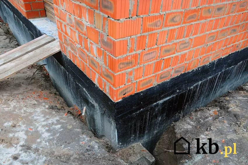 Papa na fundament, czyli papa termozgrzewalna do izolzacji fundamentów oraz jej ceny i zastosowanie na fundamencie