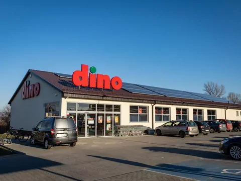 Dino inwestuje w butelkomaty