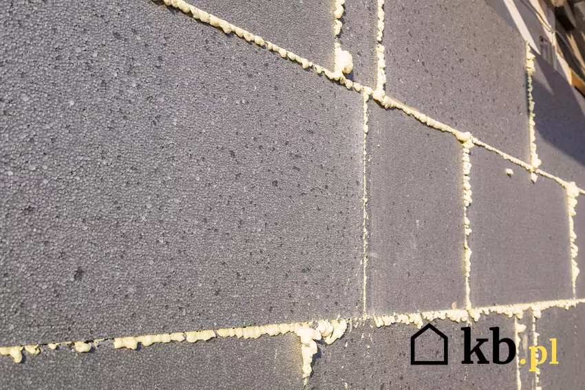 Płyty szarego styropianu mają izolacyjność o 20% większą od białego
