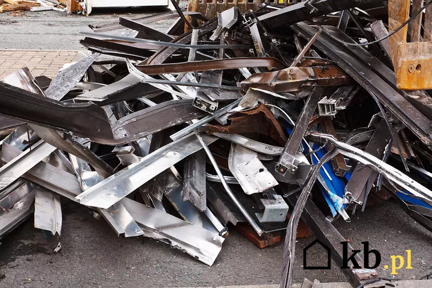Złom stalowy i żeliwny należy do metali żelaznych i jest najczęściej spotykanym surowcem na skupach Złom na złomowisku