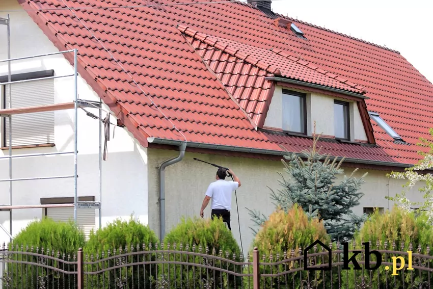 Na elewacji dość szybko pojawiły się pierwsze rysy dom jednorodzinny, remont elewacji