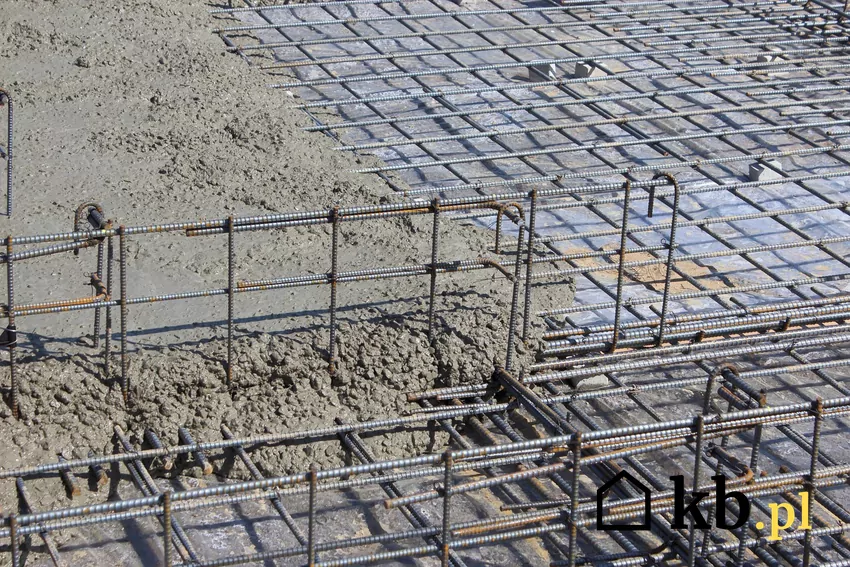 Beton na fundamenty powinien być wytrzymały. Ważna jest klasa betonu i jej wytrzymałość oraz odpowiednia gęsta.