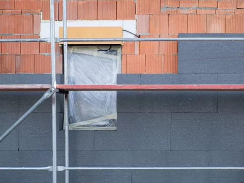 Styropian grafitowy odpada od ściany
