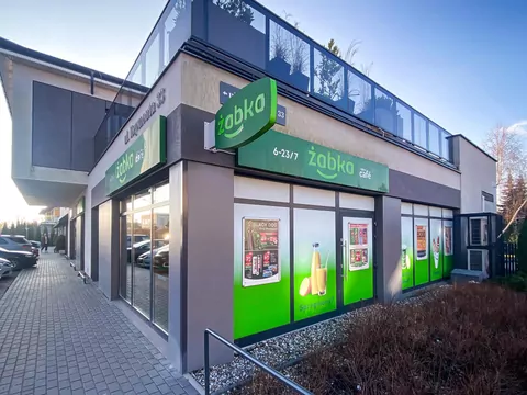 Nowoczesna dwupoziomowa Żabka w Warszawie