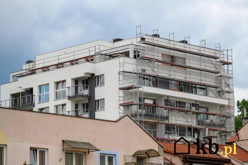 nowy blok budowany na starym osiedlu