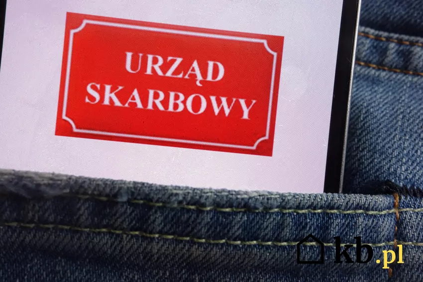 Butelkomaty rejestrują transakcje, które może przejąć Urząd Skarbowy Biały napis "Urzad Skarbowy" na czerwonym tle