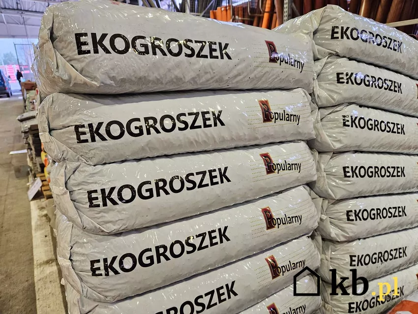 Symbole na workach ekogroszku świadczą o jakości opału Ułożone worki ekogroszku