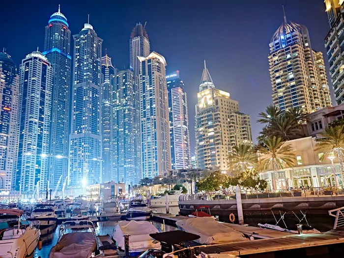 Nowy wieżowiec Burdż Azizi w Dubaju