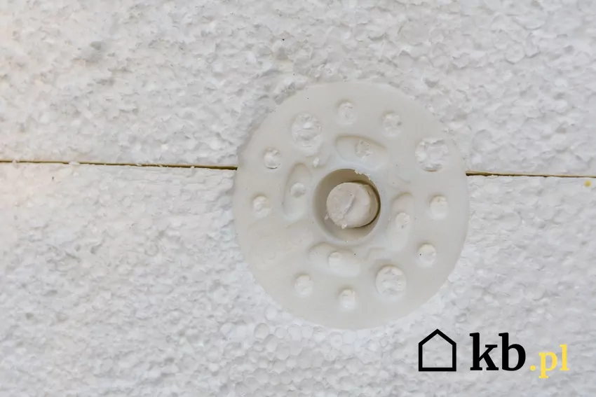 Kołek w styropianie, a także kołkowanie styropianu i kołki do mocowania w styropianie