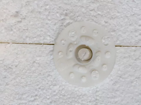 Kołkowanie styropianu na elewacji