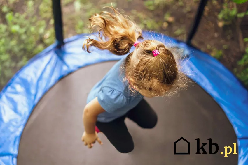 Każda trampolina powinna być odpowiednio zabezpieczona przed warunkami pogodowymi Mała dziewczynka skacząca na trampolinie