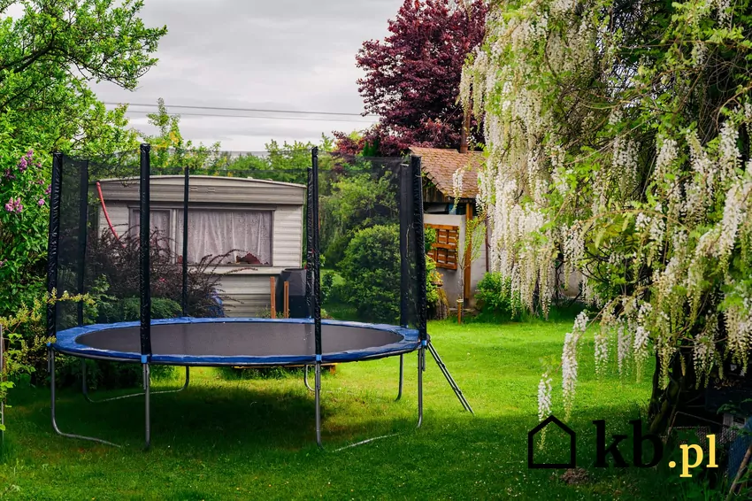 Porwana przez wiatr trampolina dokonała sporych zniszczeń Trampolina stojąca w ogrodzie
