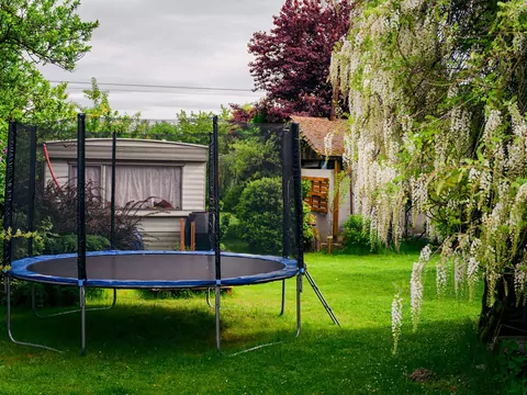 Niezabezpieczona trampolina uszkodziła auto