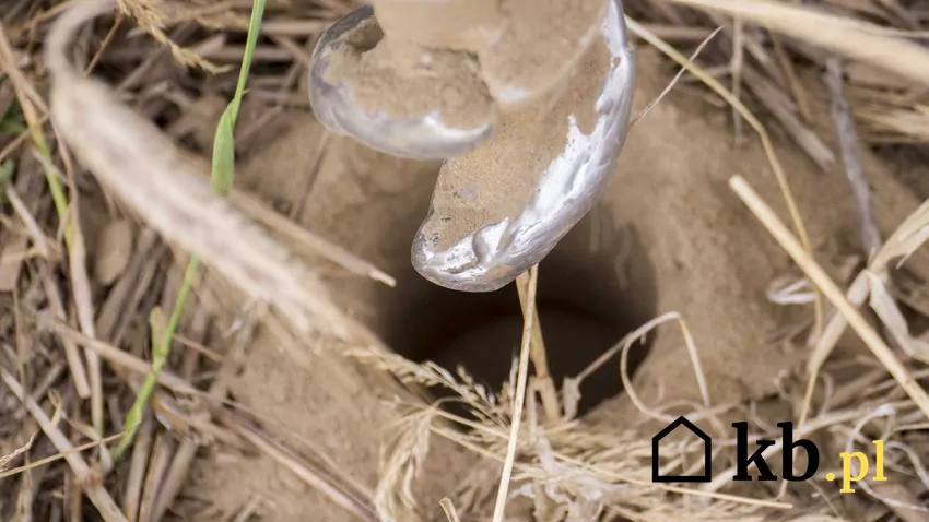 Badania geotechniczne gruntu przed rozpoczęciem budowy Badanie gruntu, czyli wykonanie odwiertów geotechicznych, nie jest konieczne z punktu widzenia prawa, jednak jest to bardzo pomocne, na przykład w czasie dobierania fundamentów i izolacji.