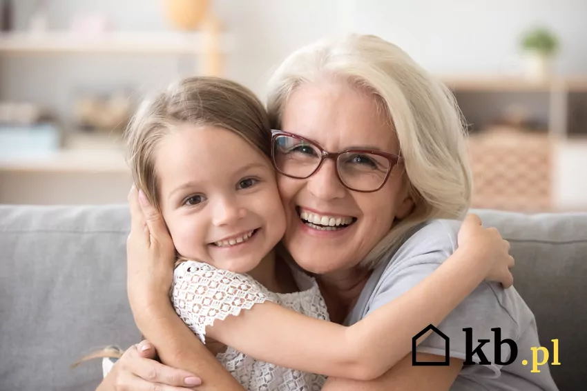 Świadczenie Mama 4+ jest skierowane do wąskiej grupy seniorów starsza kobieta przytula wnuczkę