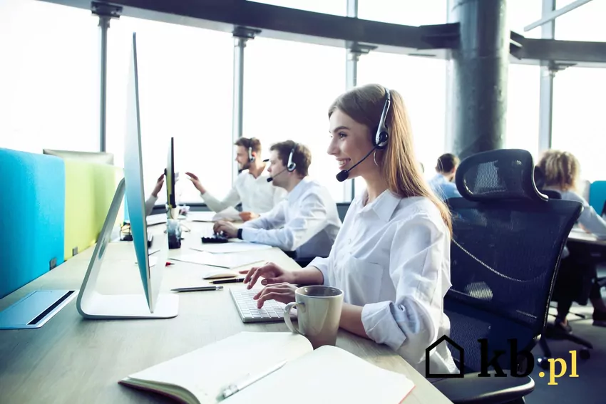Według analiz najbardziej zagrożeni są telemarketerzy i copywriterzy tworzący proste treści Telemarketerzy